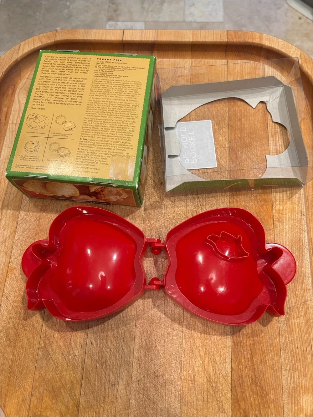 Williams Sonoma Red Apple Pocket Plastic Pie Mold